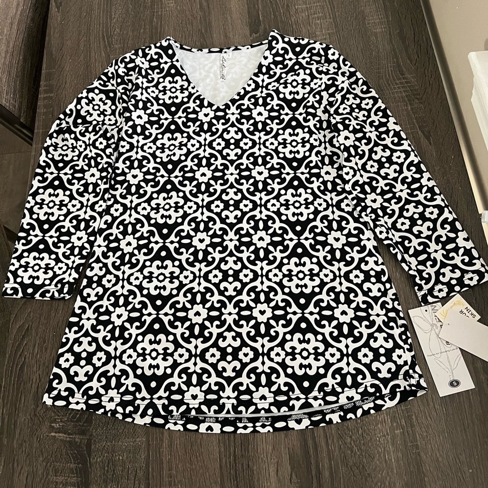 Lulu B UPF 50 Cooling Three Quarter Sleeve Top Black White Print NWT Size Small‌